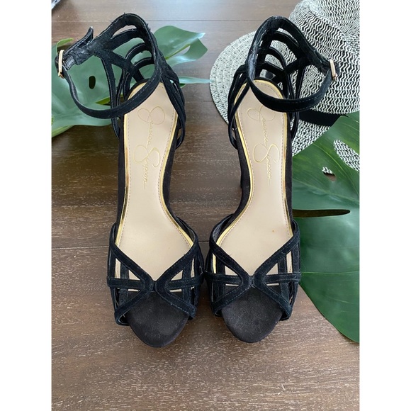 Cut out heel - Picture 1 of 3